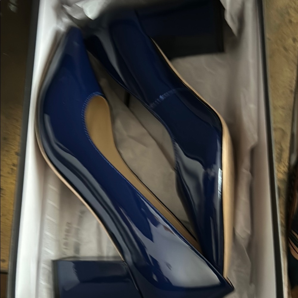 Elegant Blue Women's Heels
Brand new 
Gorgeous shoe 
Size 7 medium
No returns